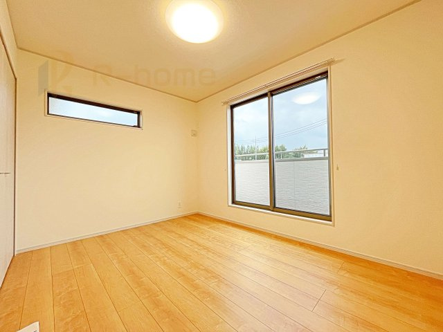 坂東市沓掛23-P1　新築戸建て　2号棟の子供部屋|2面窓の風通しの良い洋室です♪差し込む暖かな陽当たりで、室内がくつろげる空間に早変わりです♪