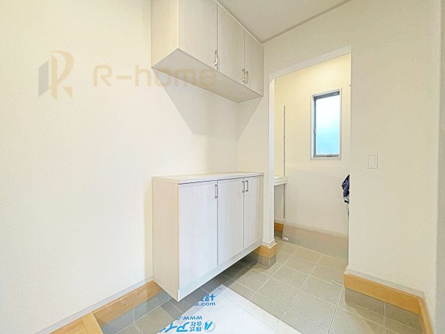 坂東市沓掛23-P1　新築戸建て　2号棟の玄関|玄関には便利なシューズクロークを設置。アウトドア用品やベビーカーなどの収納に役立ちますね♪