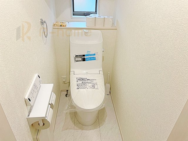 坂東市沓掛23-P1　新築戸建て　2号棟のトイレ|温水洗浄便座付きのトイレ。
トイレが２ヵ所設置で朝の忙しい時間でも安心です。
