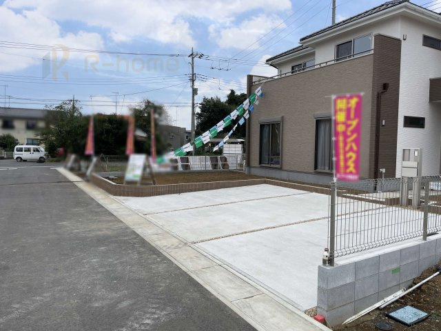 坂東市沓掛23-P1　新築戸建て　2号棟の駐車場|カースペースは3台完備。ゲスト用のスペースも確保できますね♪