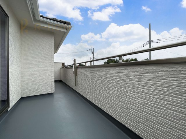坂東市沓掛23-P1　新築戸建て　2号棟のバルコニー|お布団やラグなどの大きな物も干しやすい広々としたバルコニー！