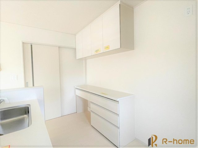 坂東市沓掛23-P1　新築戸建て　2号棟の収納|キッチンにはカップボードを標準装備！