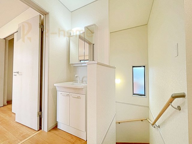 坂東市沓掛23-P1　新築戸建て　2号棟の洗面所|忙しい時間帯も嬉しい2階洗面台！衛生面も安心です♪