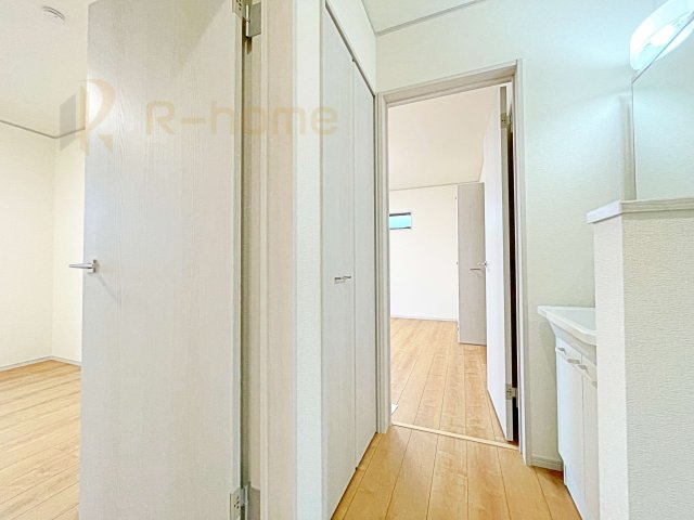 坂東市沓掛23-P1　新築戸建て　2号棟の収納|掃除機などの収納に便利な廊下収納！