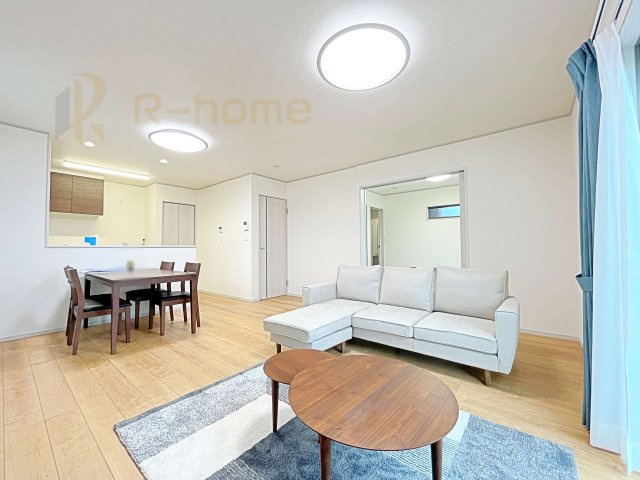 坂東市沓掛23-P1　新築戸建て　2号棟の居間・リビング|広々としたLDK♪充分な広さがあり、ご家族でインテリアのレイアウトを考えるのも楽しみですね！