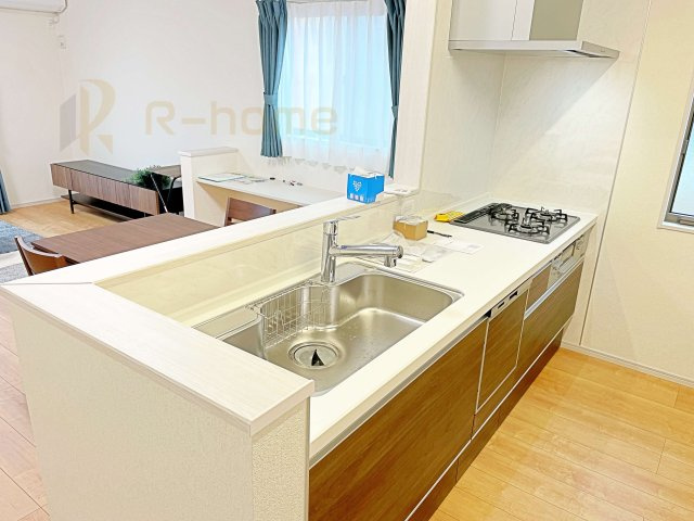 坂東市沓掛23-P1　新築戸建て　2号棟のキッチン|料理をしながら家族とコミュニケーションが取れる対面式システムキッチン。