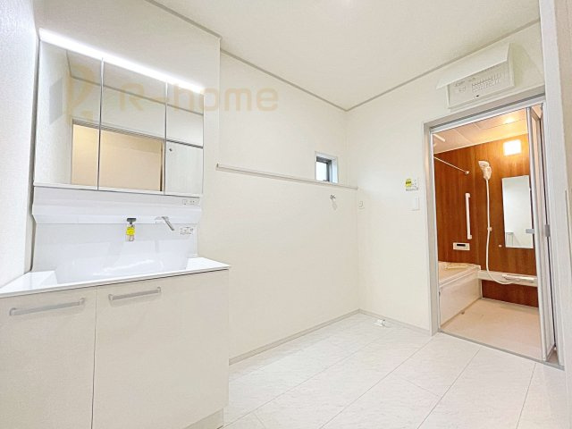 坂東市沓掛23-P1　新築戸建て　2号棟の洗面所|清潔感溢れる洗面台は嬉しい三面鏡付き。洗剤や歯ブラシなどもすっきり収納できます♪