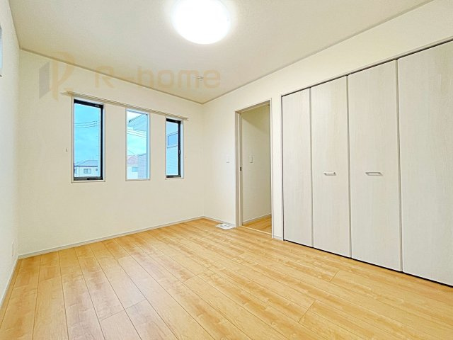 坂東市沓掛23-P1　新築戸建て　2号棟の寝室|どんな部屋家具も合わせやすいシンプルな洋室！
たっぷりの日差しと心地よい風が舞い込む住まい♪