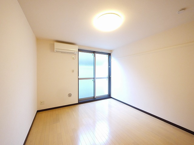 レオネクストサンシャイン岩室の居間・リビング|こちらのリビングで趣味の時間をお楽しみください