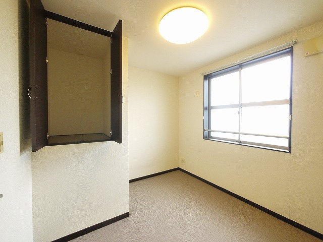 レオネクストサンシャイン岩室の洋室|落ち着いた色調の洋室です