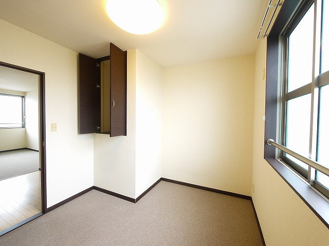 レオネクストサンシャイン岩室の洋室|コンパクトで使いやすい洋室です