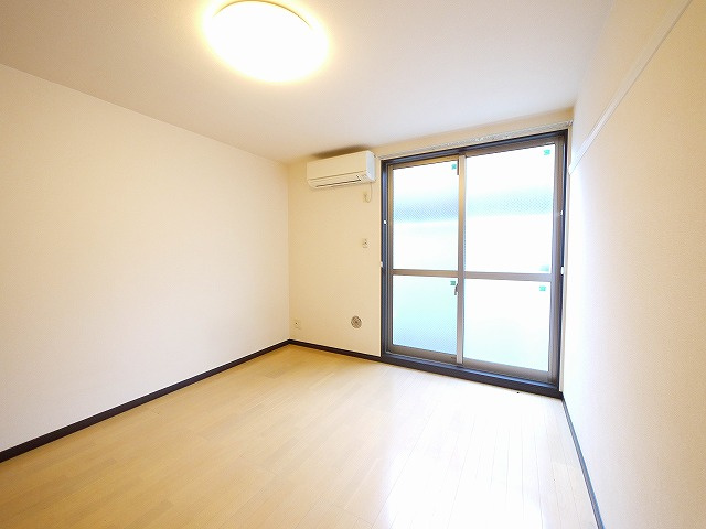 レオネクストサンシャイン岩室の洋室|個人の部屋や寝室として使える洋室です