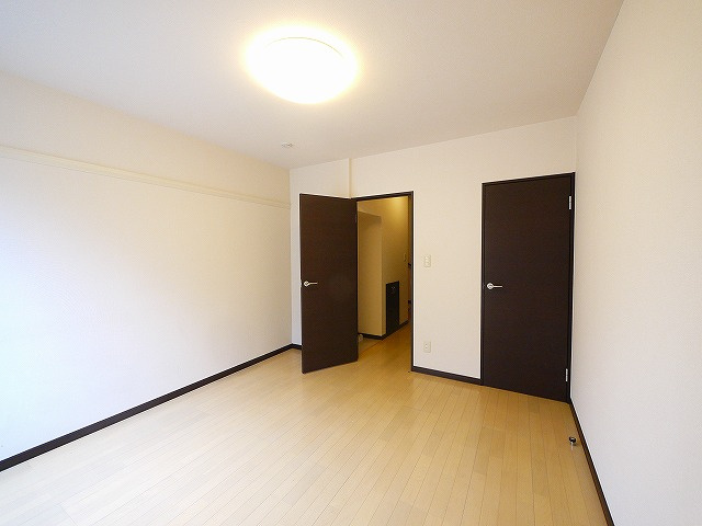 レオネクストサンシャイン岩室の居間・リビング|ゆったりとした居間です