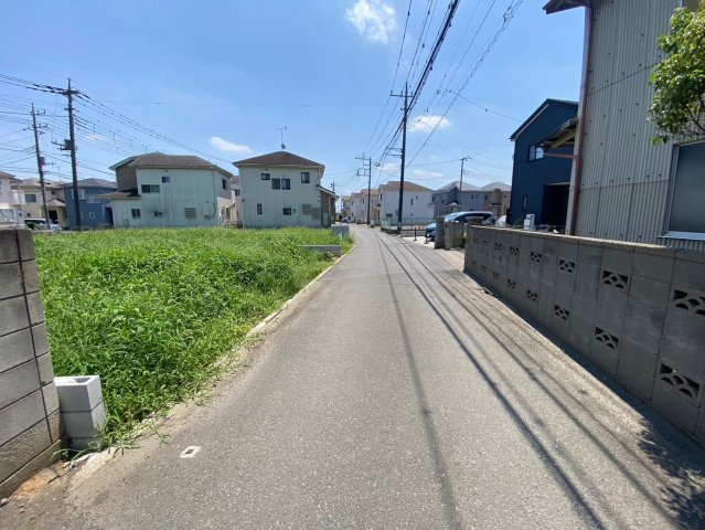川越市的場　建築条件なし売地　JR川越線『的場駅』徒歩9分　【霞ヶ関北小学区】の前面道路含む現地写真