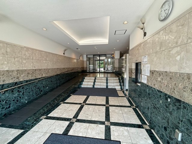 ●徒歩圏内に２沿線利用可能●２階部分東向き３ＬＤＫ住戸●宇治黄檗パーク・ホームズのエントランス|エントランスホール