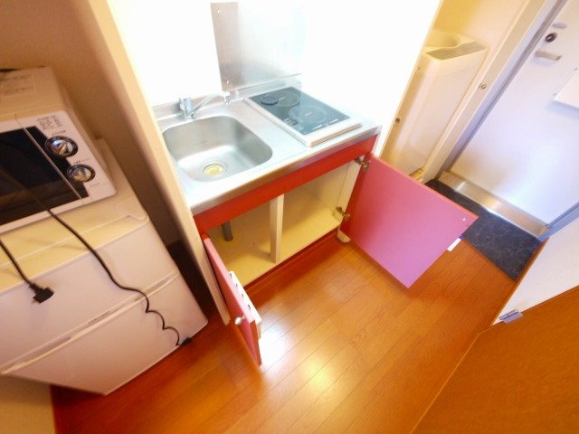 レオパレスプランタのキッチン|コンパクトなキッチンで掃除もラクラク