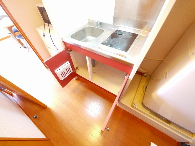 レオパレスプランタのキッチン|コンパクトなキッチンで掃除もラクラク