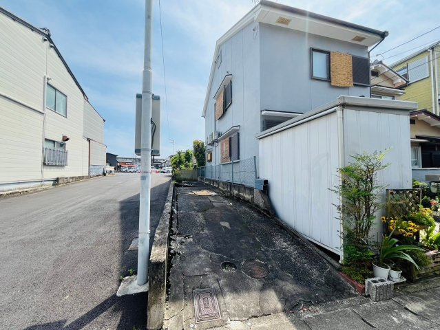 醍醐下山口町　建築条件無土地の外観|現状上物がございます。東側通路につき、通風良好＆日当たり良好です！