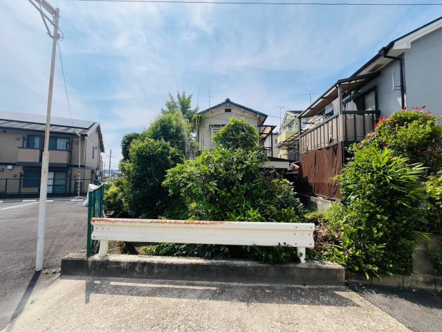 醍醐下山口町の前面道路含む現地写真|前道5ｍなので、車の離合ラクラク！
閑静な住宅地です！