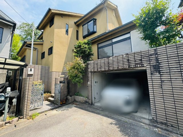 大亀谷東久宝寺の外観|2024年6月リフォーム済のおうち！
4LDK＆全室6帖以上です！シャッター付の車庫なので防犯面も安心ですね！