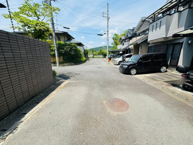 大亀谷東久宝寺の前面道路含む現地写真|閑静な住宅地！前道６mで車の駐車ラクラク！