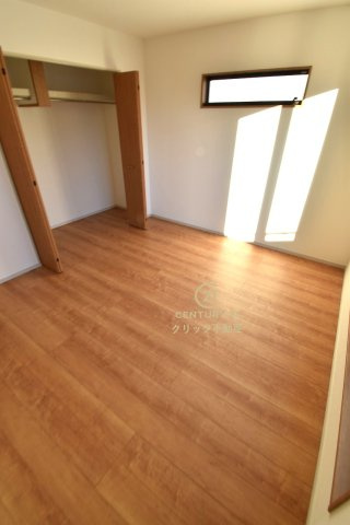 いろどりアイタウン　那珂市杉　23-P1　3の洋室|折戸を開くと壁面クローゼット。衣類が横一列に並ぶためひと目で洋服が選びやすい！衣類をたくさんお持ちの方もスッキリ片付きます♪