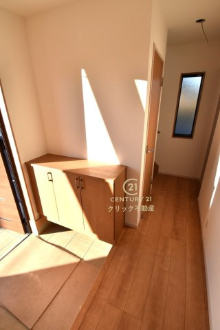 いろどりアイタウン　那珂市杉　23-P1　3の玄関|シューズボックスの扉の中は可動棚ですので、しまいたいものに合わせて高さを自由に変えることができます。