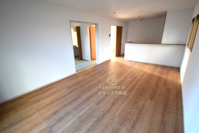 いろどりアイタウン　那珂市杉　23-P1　3の居間・リビング|落ち着いた雰囲気のLDK。カーテンやラグ、ソファーなどの家具でお好みの空間を作りましょう♪