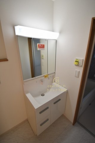いろどりアイタウン　那珂市杉　23-P1　3の独立洗面台|シャンプードレッサー付き洗面台。広めで使いやすい、お手入れが楽なデザインで、いつもすっきり清潔に保てます。