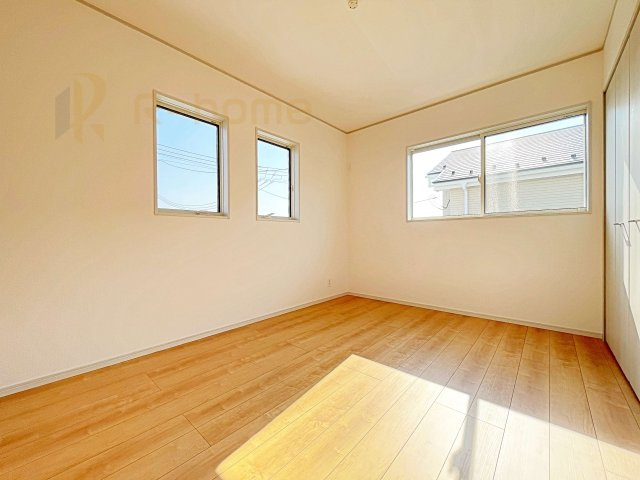 坂東市沓掛23-P1　新築戸建て　14号棟の子供部屋|2面窓の風通しの良い洋室です♪差し込む暖かな陽当たりで、室内がくつろげる空間に早変わりです♪