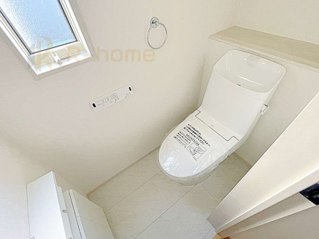 坂東市沓掛23-P1　新築戸建て　14号棟のトイレ|温水洗浄便座付きのトイレ。
トイレが２ヵ所設置で朝の忙しい時間でも安心です。