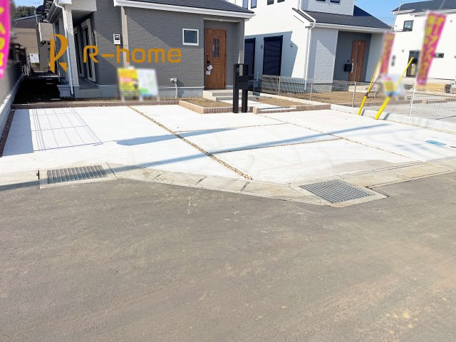 坂東市沓掛23-P1　新築戸建て　14号棟の駐車場|カースペースは3台完備。ゲスト用のスペースも確保できますね♪