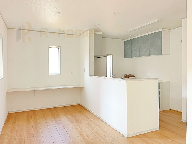 坂東市沓掛23-P1　新築戸建て　14号棟のキッチン|料理をしながら会話を楽しめる対面式キッチン！便利なリビングカウンター付き♪