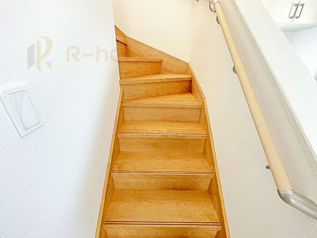 坂東市沓掛23-P1　新築戸建て　14号棟の内装|手すりのついた階段！
小さなお子様の利用も一安心です♪