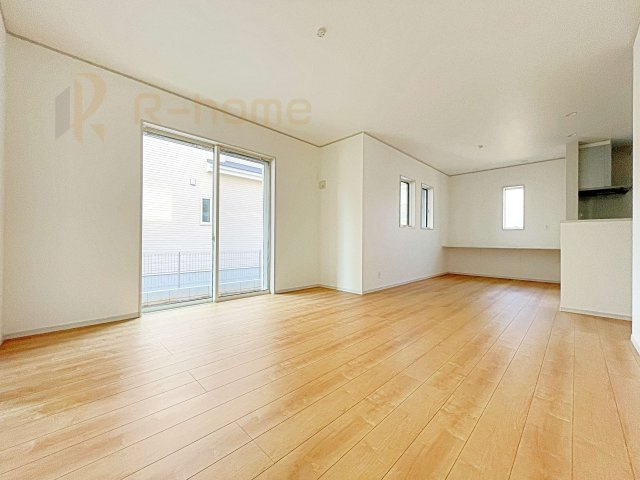 坂東市沓掛23-P1　新築戸建て　14号棟の居間・リビング|広々としたLDK♪パントリーとして活用できるキッチン収納付き！