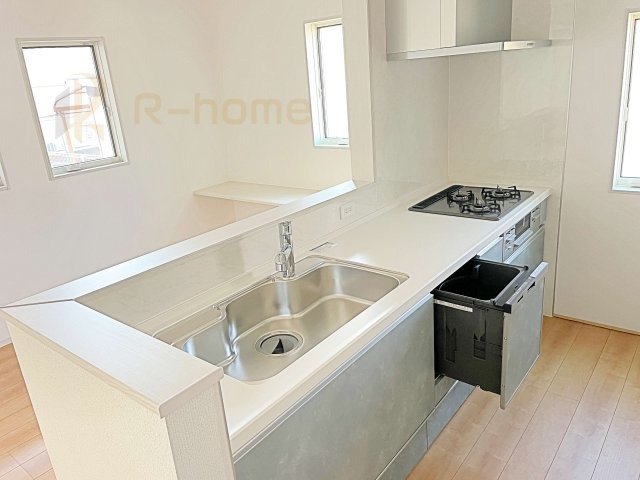 坂東市沓掛23-P1　新築戸建て　14号棟のキッチン|料理をしながら家族とコミュニケーションが取れる対面式システムキッチン。便利なビルトイン食洗機！