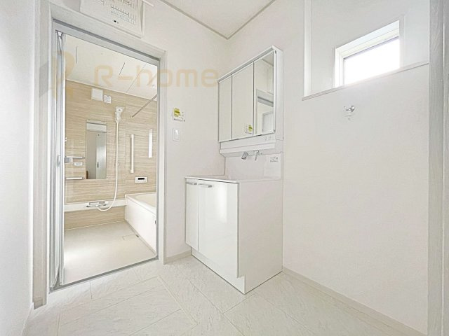 坂東市沓掛23-P1　新築戸建て　14号棟の洗面所|清潔感溢れる洗面台は嬉しい三面鏡付き。洗剤や歯ブラシなどもすっきり収納できます♪