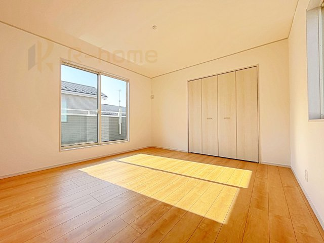 坂東市沓掛23-P1　新築戸建て　14号棟の寝室|どんな部屋家具も合わせやすいシンプルな洋室！
たっぷりの日差しと心地よい風が舞い込む住まい♪