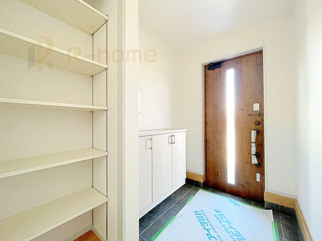 坂東市沓掛23-P1　新築戸建て　15号棟の玄関|気持ちよくご家族やゲストを送迎できる穏やかな雰囲気の玄関♪大きな下駄箱で玄関廻りスッキリ♪