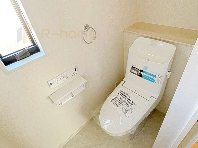 坂東市沓掛23-P1　新築戸建て　15号棟のトイレ|温水洗浄便座付きのトイレ。
トイレが２ヵ所設置で朝の忙しい時間でも安心です。