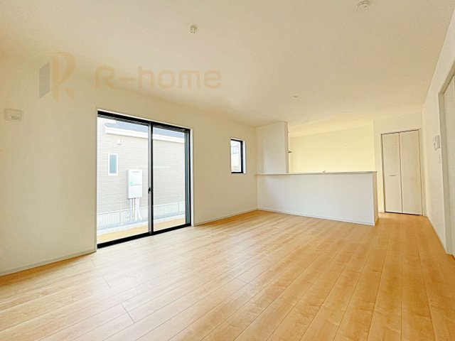 坂東市沓掛23-P1　新築戸建て　15号棟の居間・リビング|広くて明るいＬＤＫ♪ ゆったりくつろげるリビングスペースで、ご家族皆様の笑顔が溢れます。