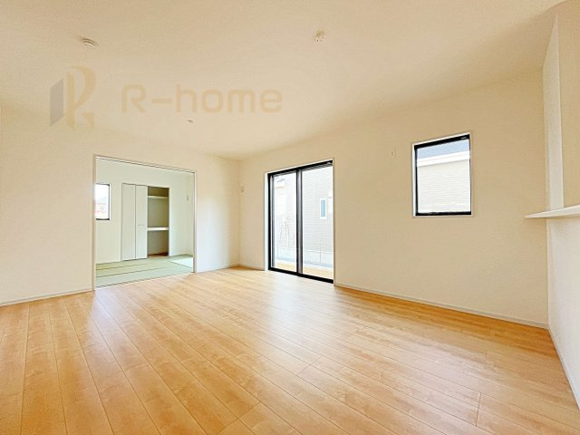 坂東市沓掛23-P1　新築戸建て　15号棟の居間・リビング|リビングには開口部を可能な限り多く設けました。人が集まる場所なので開放感が必要な場所だと思います。