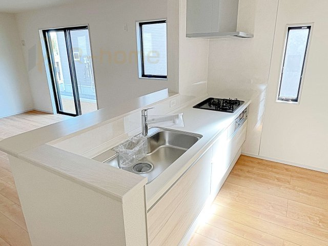 坂東市沓掛23-P1　新築戸建て　15号棟のキッチン|料理をしながら家族とコミュニケーションが取れる対面式システムキッチン。