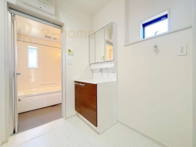 坂東市沓掛23-P1　新築戸建て　15号棟の洗面所|三面鏡にハンドシャワー付きの使いやすい洗面台です。忙しい朝も家族みんなで身支度可能なスペース。