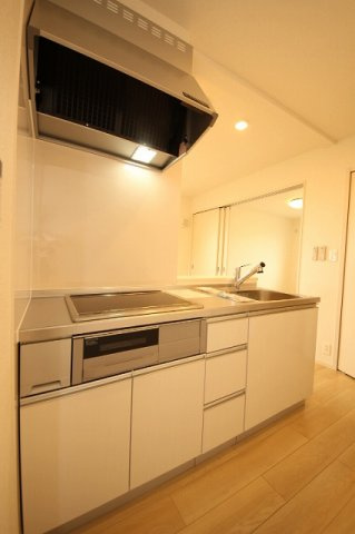 イーストタウンのキッチン|コンパクトなキッチンで掃除もラクラク