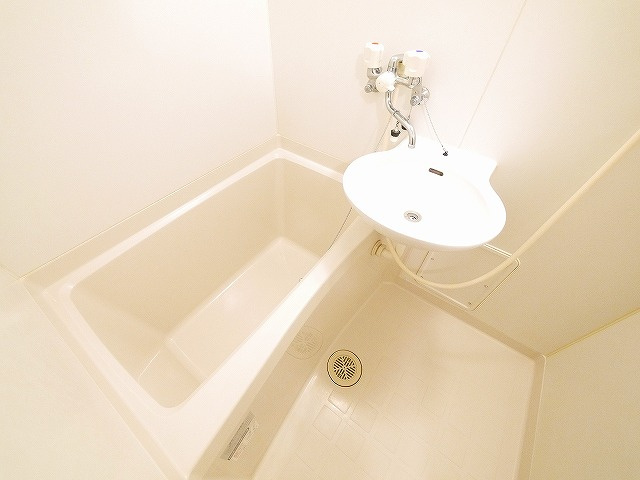 レオパレスハートフル西大寺の浴室|きれいなお風呂です