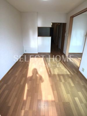 【居間・リビング】 | レトア仲田 | こちらのリビングで趣味の時間をお楽しみください