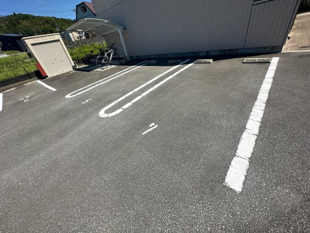 ハウス２８の駐車場