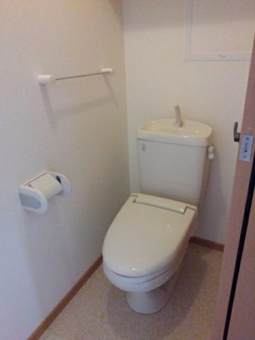 スイートピー・テラスハウスＡのトイレ|ゆったりとした空間のトイレです