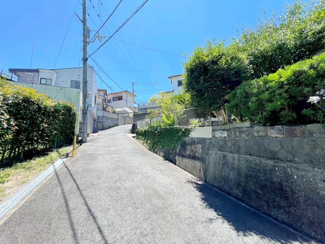 和泉市王子町　中古戸建の前面道路含む現地写真